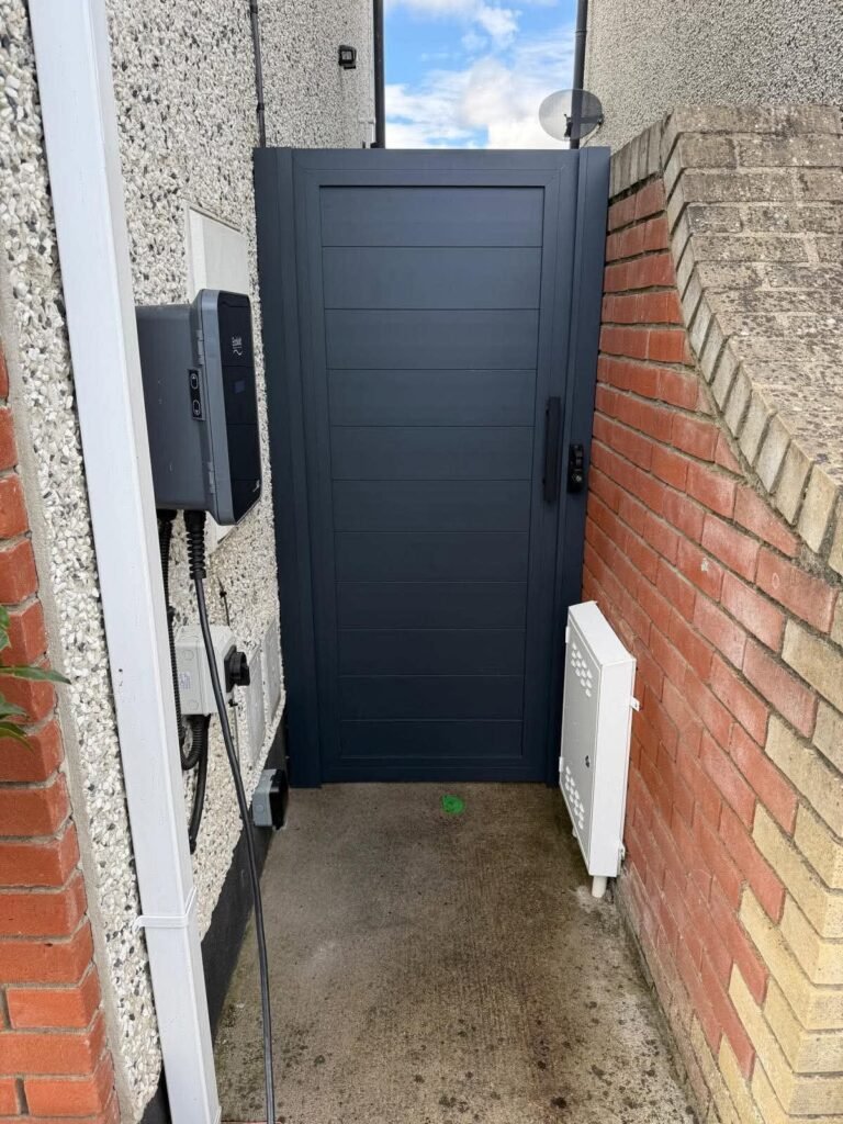 Anthracite aluminium side gate in a narrow side passage